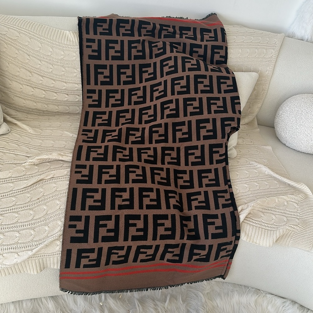 Pre-loved Fendi poncho - Picture 4 of 6